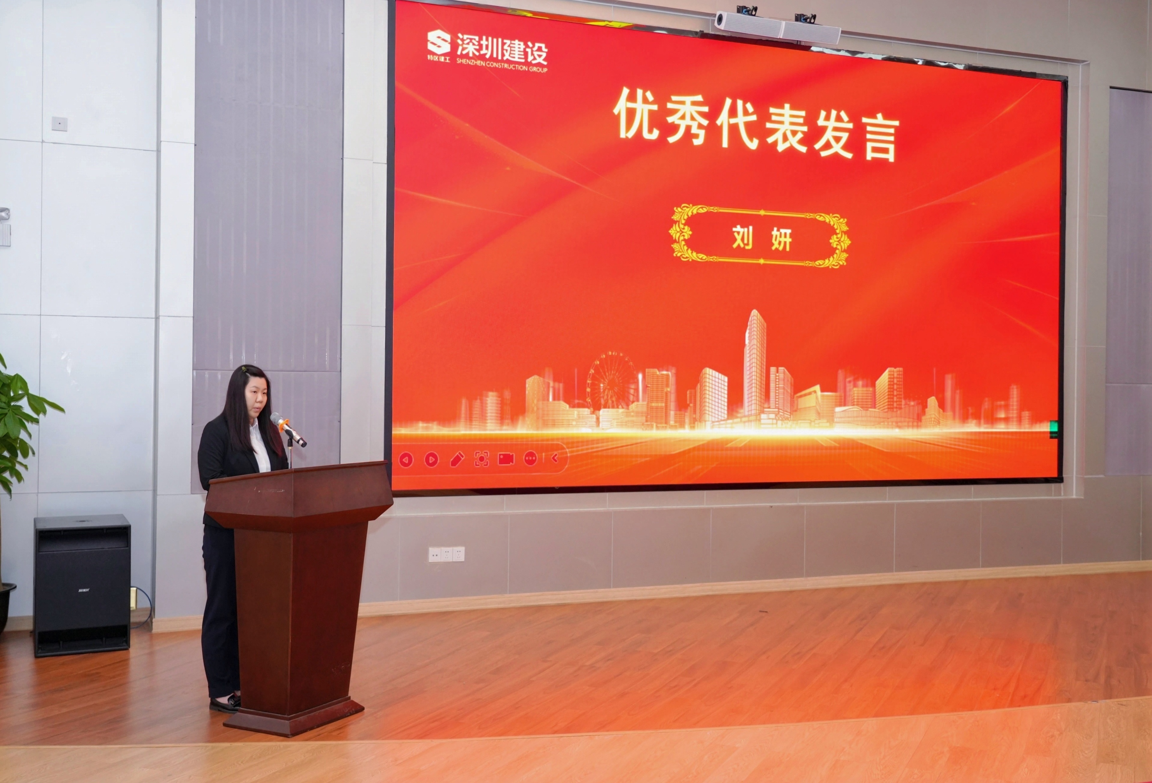 优良代表刘研讲话.jpg
